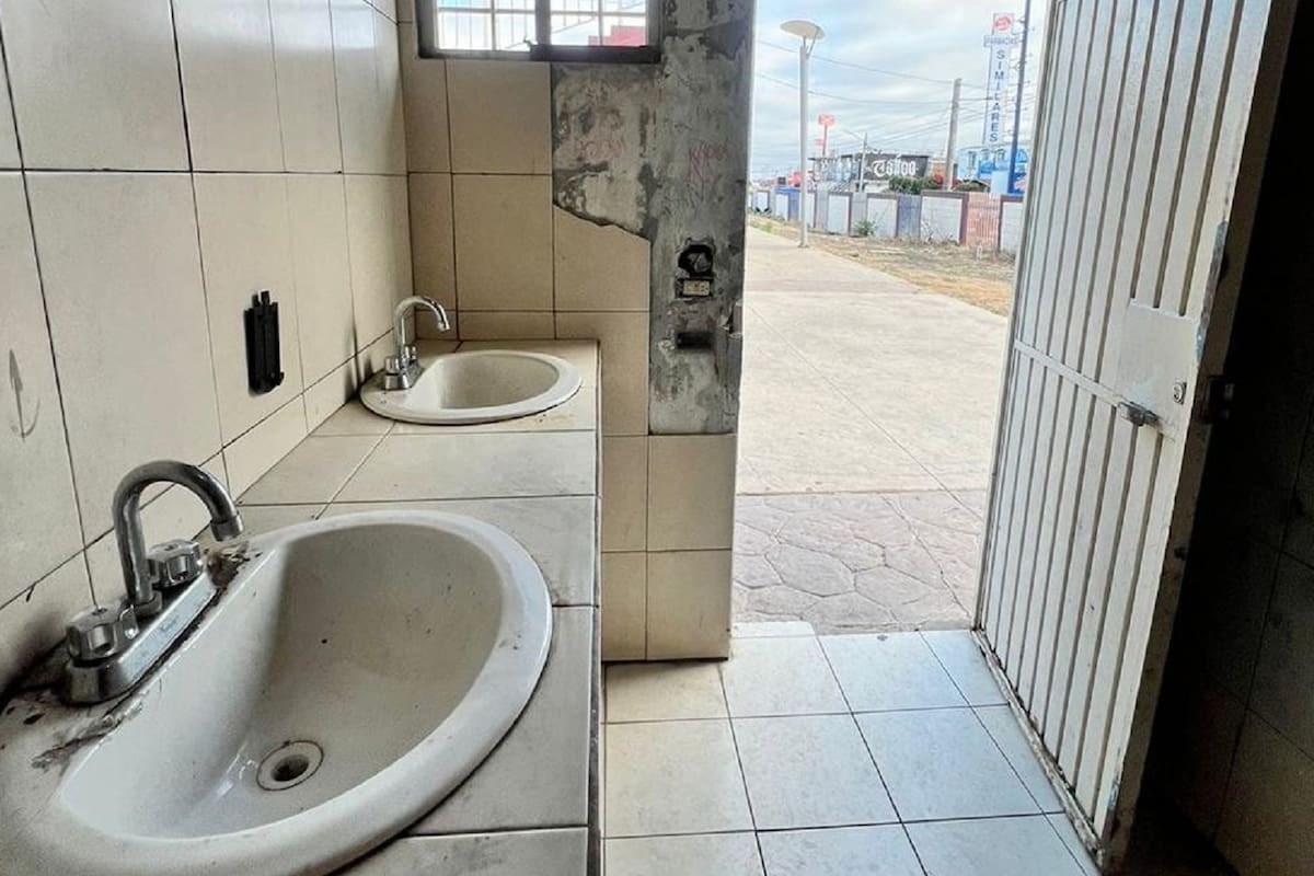 Deterioro y falta de mantenimiento marcan los baños de unidad deportiva en Rosarito