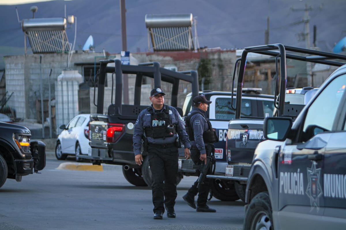 Autoridades localizaron tres cadáveres dentro de un automóvil incendiado en un centro comercial de la colonia Villa del Campo, en la Zona Este de Tijuana, y resguardaron el área para iniciar las investigaciones. Foto: Border Zoom
