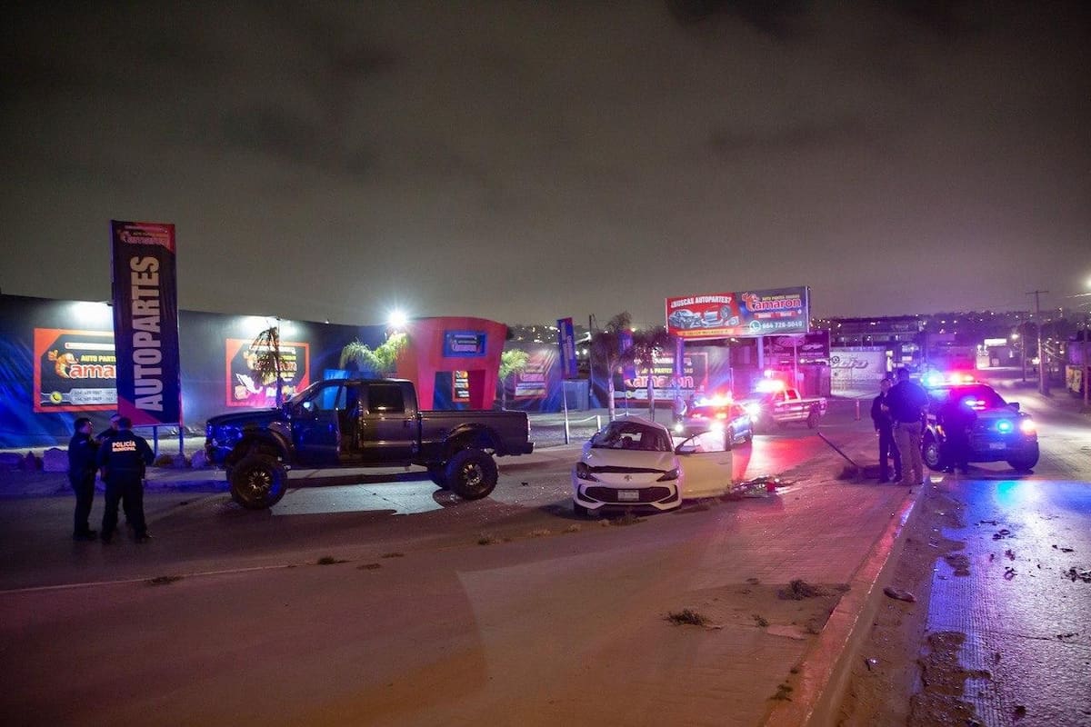 El conductor manejaba presuntamente en estado de ebriedad, otra mujer y una bebé resultaron lesionadas. Foto: Border Zoom
