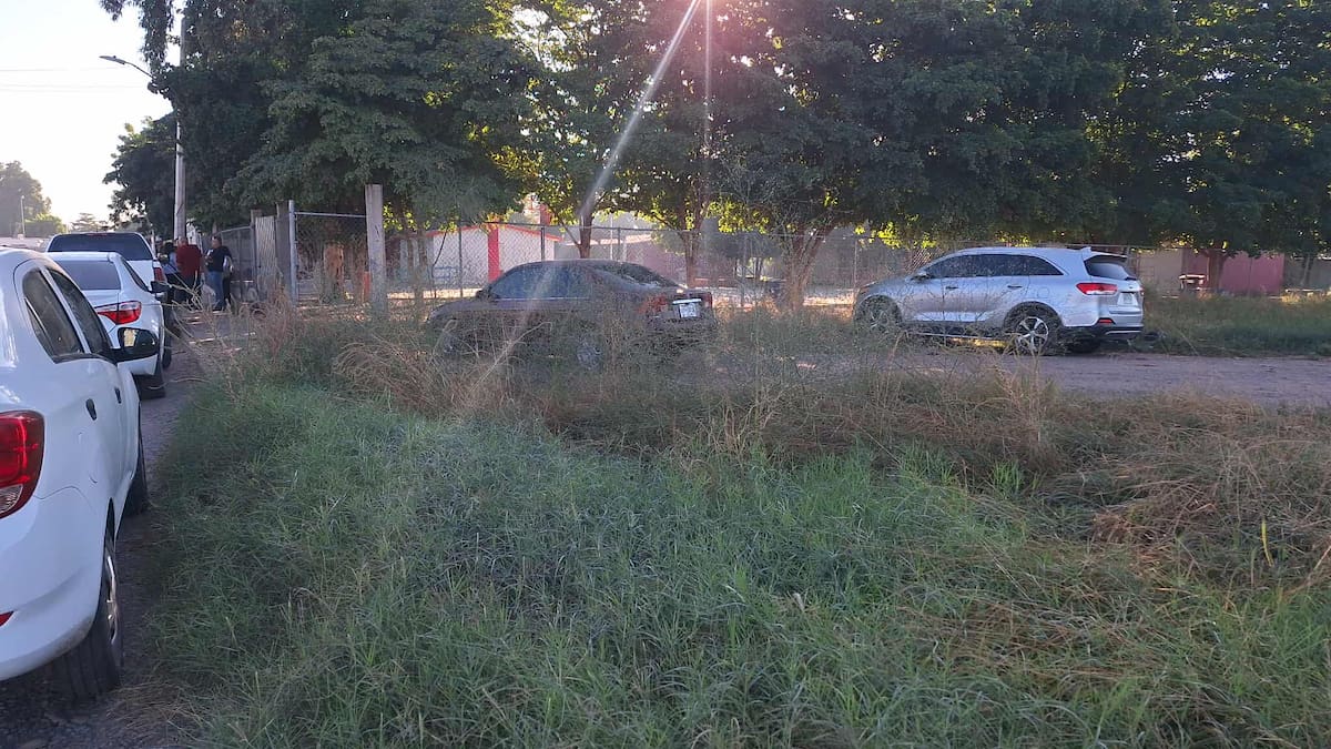 Padres de familia cierran primaria; Exigen limpieza de terrenos por casos de dengue