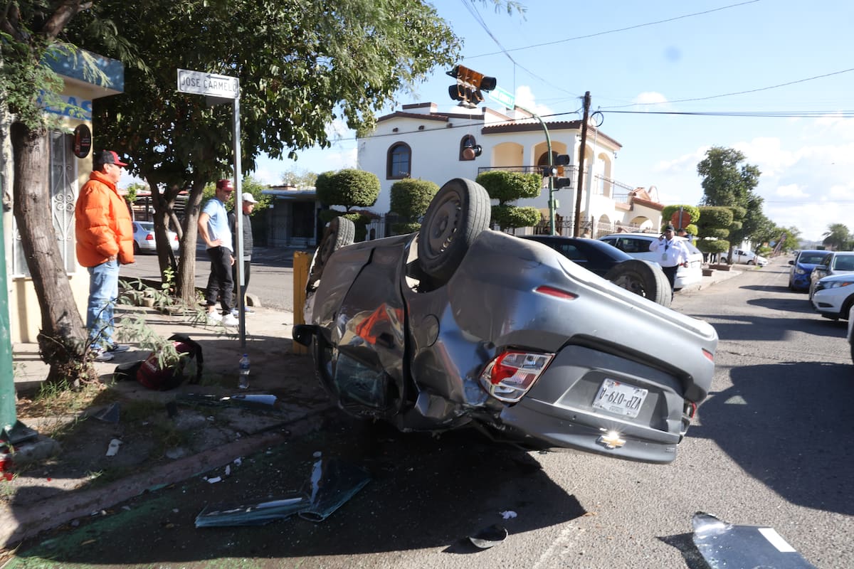 ¿Qué provocó el aparatoso choque volcadura en la Olivares, donde un peatón resultó golpeado? El momento fue captado en vídeo
