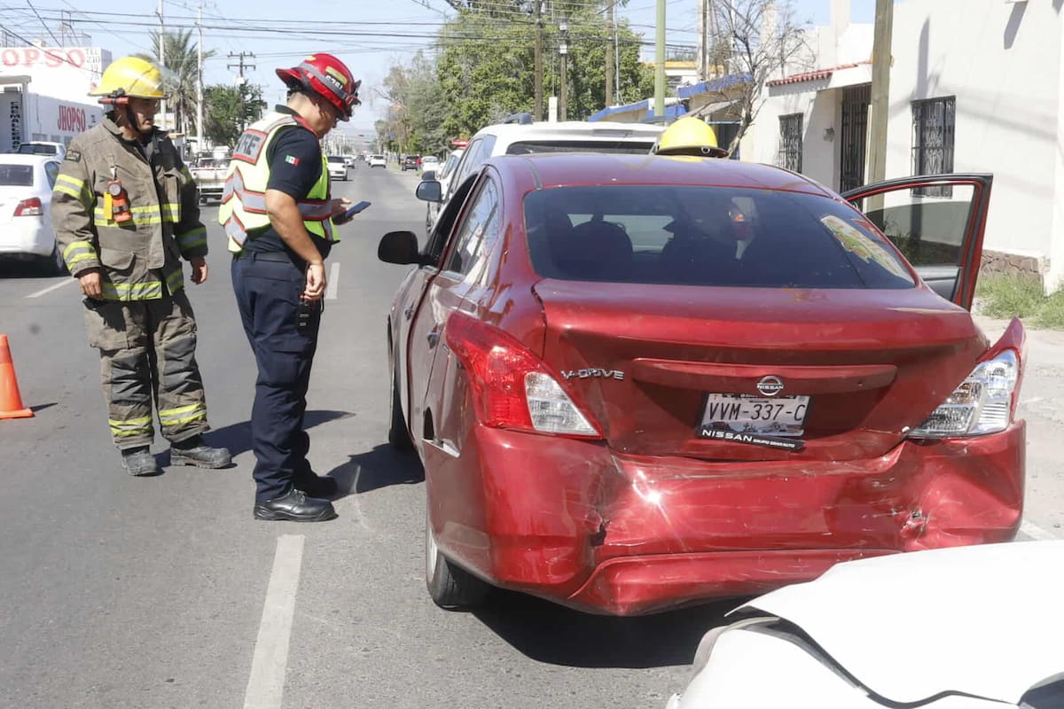 Mujer resulta lesionada en un choque por alcance entre tres vehículos en Hermosillo