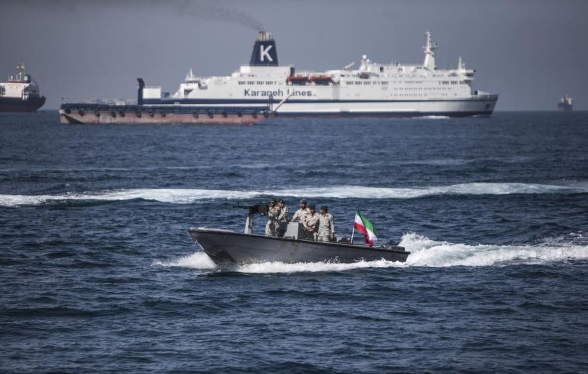Soldados iraníes patrullan el Estrecho de Hormuz, en el sur de Irán, el 30 de abril de 2019. (Xinhua/Ahmad Halabisaz).