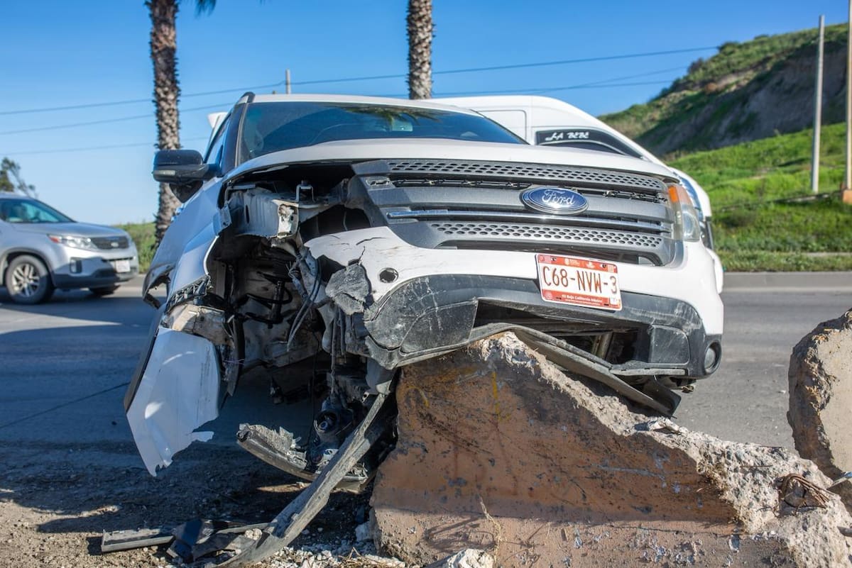La camioneta fue localizada sin ocupantes tras el impacto; autoridades retiraron la unidad para liberar la vialidad. Foto: Border Zoom