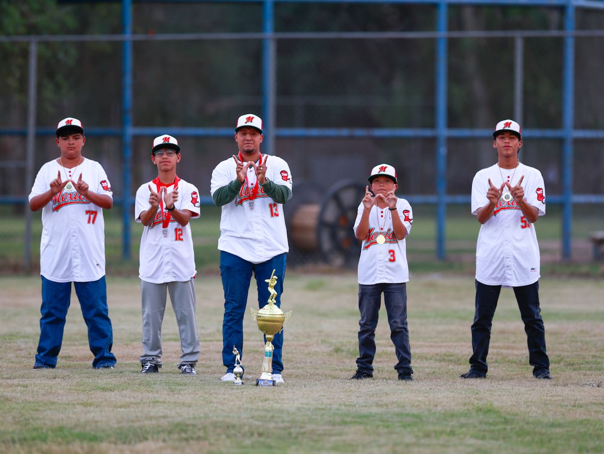 Cinco peloteros de Mexicali obtuvieron el subcampeonato de la Copa Caribe de Béisbol Sub 14 en Colombia como integrantes de la selección mexicana. Mateo Covarrubias destacó al recibir el reconocimiento al mejor jardinero izquierdo del torneo. Foto: Juan J. Morales.