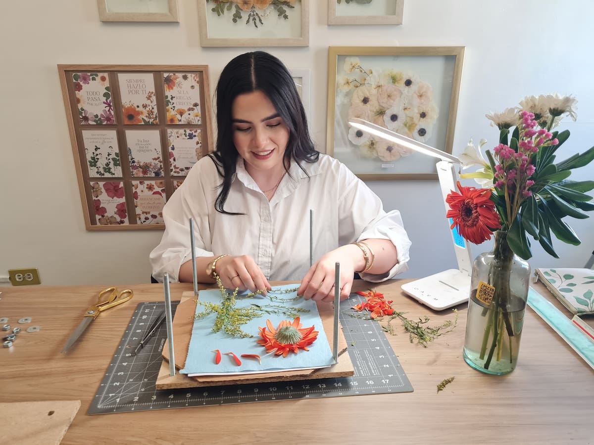 Las flores que formaron parte de un momento especial se transforman en una pieza de arte que perdura.