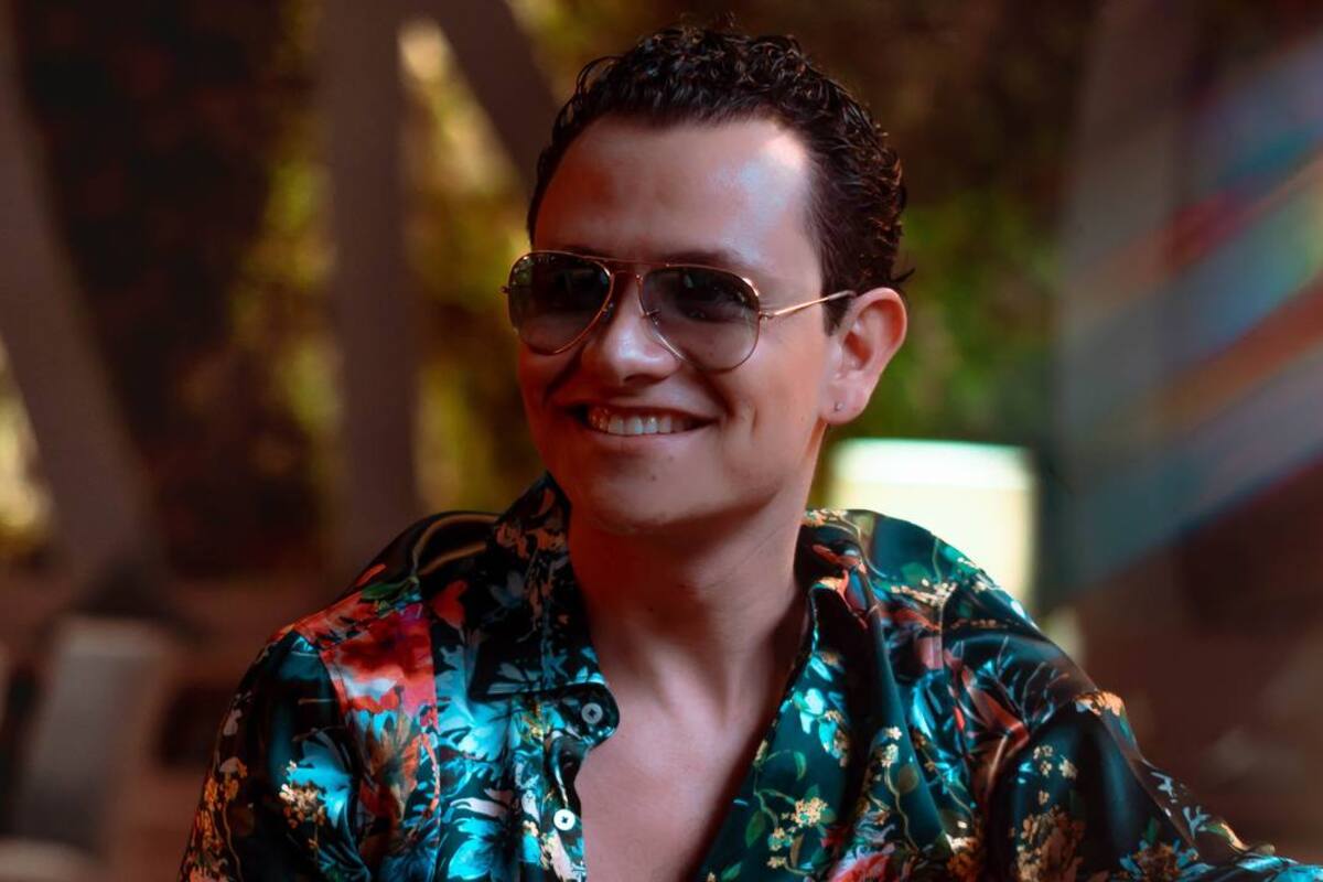 Iskander la hace de 'médico' con su música