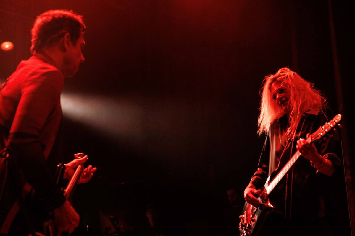 Alison Mosshart y Jamie Hince mantienen el equilibrio que los caracteriza