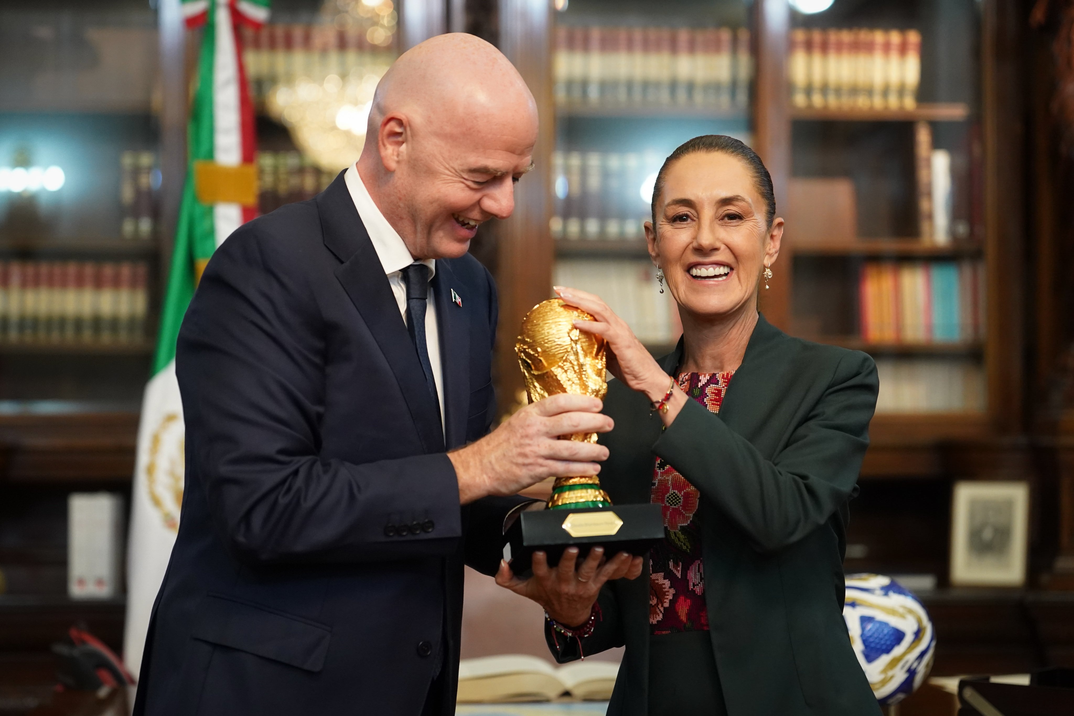 Gianni Infantino le obsequia una replica de la Copa Mundial a la presidenta de México, Claudia Sheinbaum. (Foto: @Claudiashein)