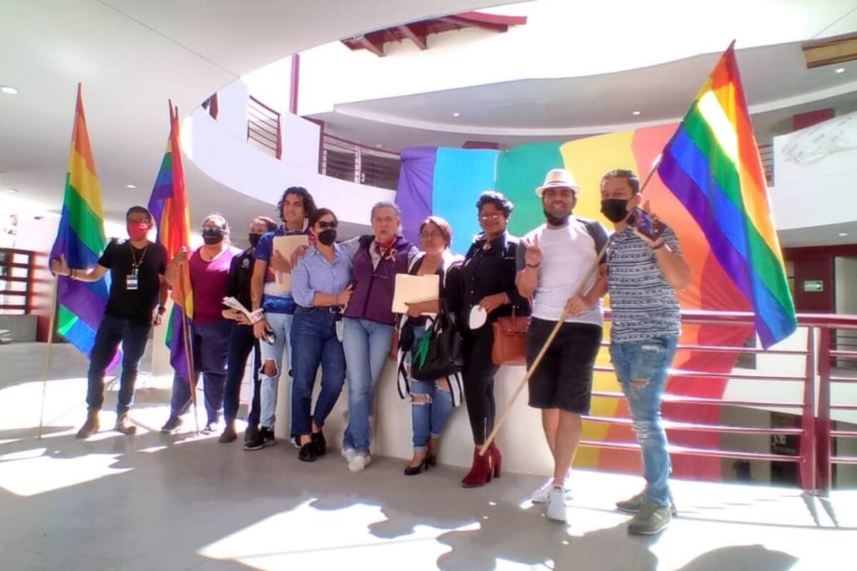 Se manifiesta comunidad LGBT+ en el Ayuntamiento de Ensenada