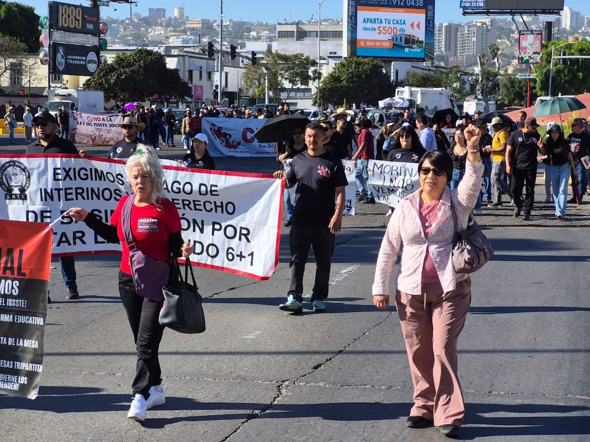 Los docentes se concentraron en la glorieta Cuauhtémoc, en la Zona Río, como punto de partida de la movilización. Foto: Sergio Ortiz