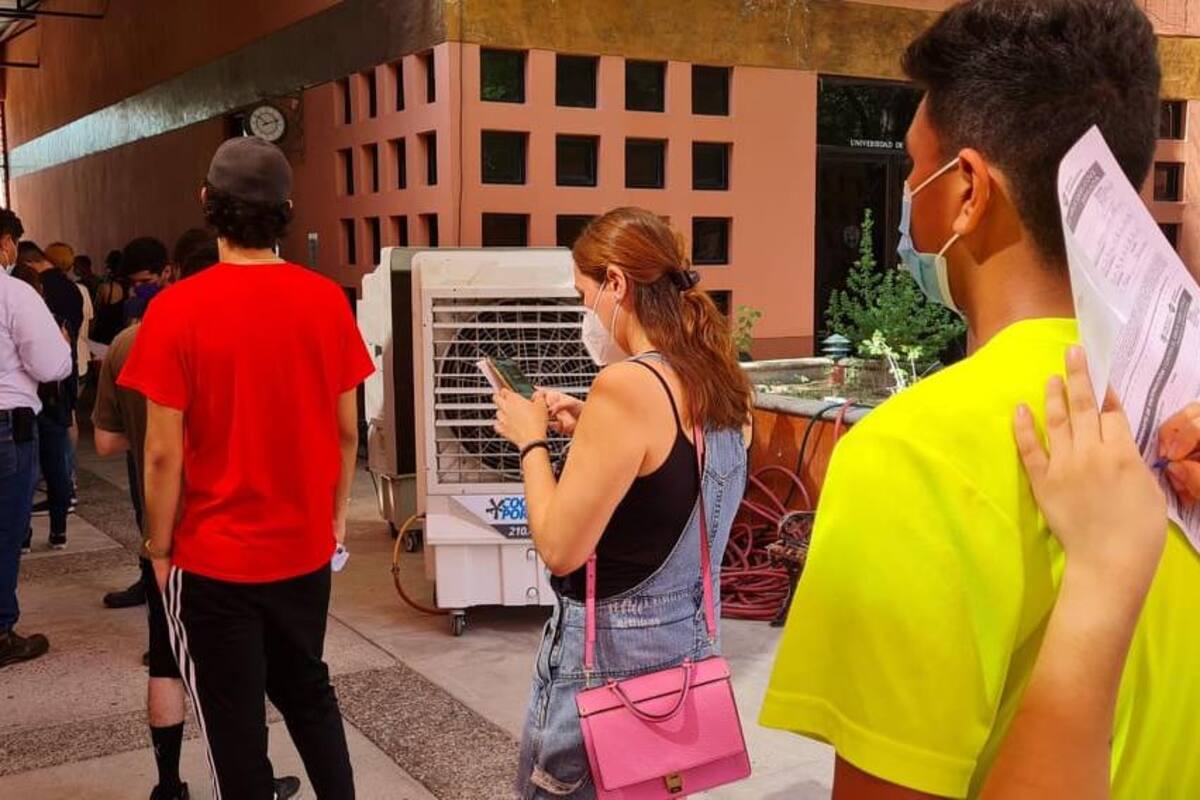 Acuden a vacunarse contra Covid-19 jóvenes de 18-29 en Hermosillo