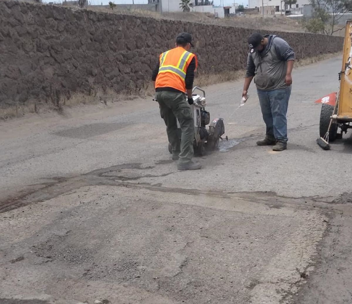 Servicios Urbanos mantiene cuadrillas de bacheo en colonias y vialidades principales de Rosarito; además, habilitará un WhatsApp para recibir reportes ciudadanos y ampliar la cobertura. Foto: Archivo.