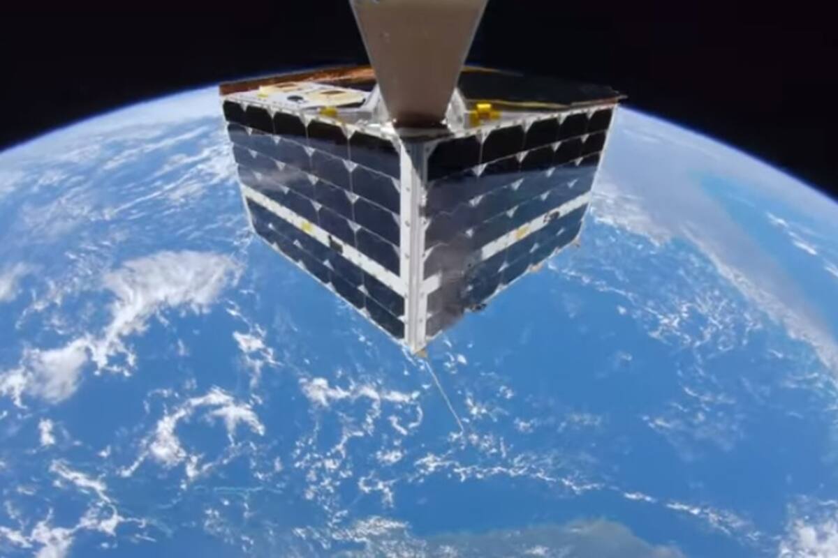 Satélite con una GoPro se toma foto sobre la Gran Barrera de Coral de Australia