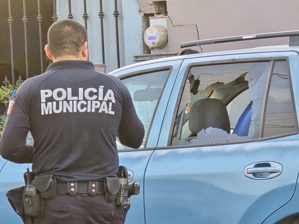 Una camioneta estacionada sobre las calles Monte de Toledo y Torino, en el fraccionamiento Hacienda del Bosque, presentó daños luego de que sujetos desconocidos dispararan contra la unidad.│Foto: Javier Gallegos
