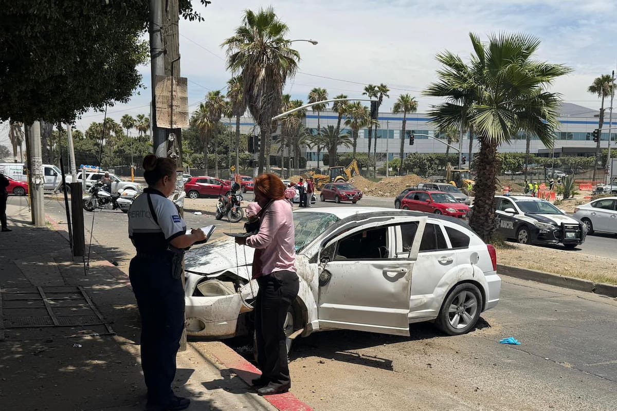 ¡Terminó con el auto volcado! Mujer sobrevive sin lesiones a aparatoso accidente en Los Olivos Norte