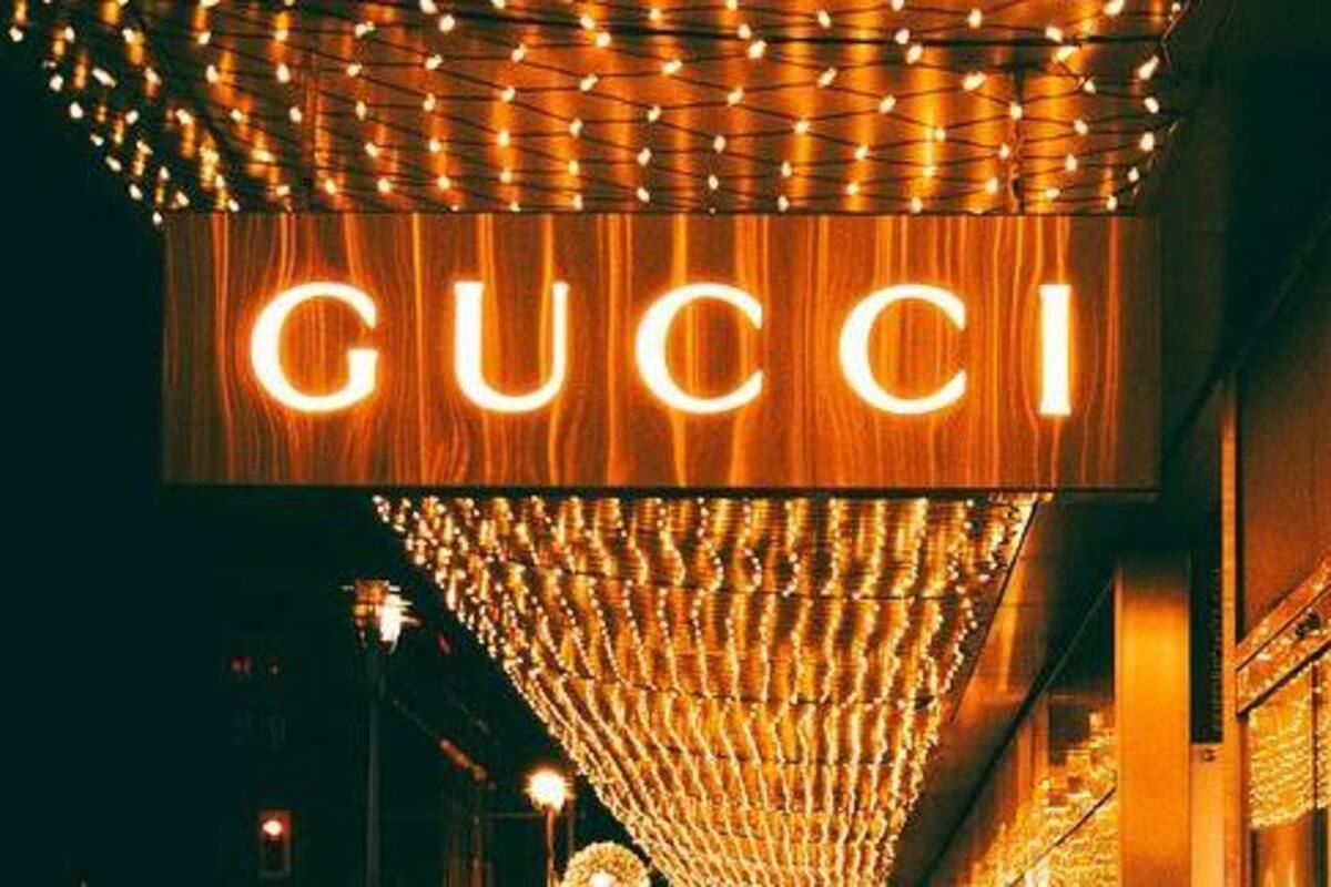 Saca al mercado Gucci una sombrilla con un valor de más de 20 mil pesos
