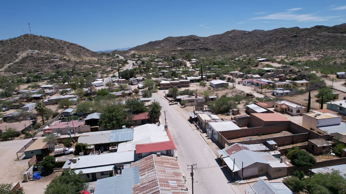 El proyecto Levantando Sásabe contempla trabajos de pintura y mantenimiento en viviendas y establecimientos del pueblo.