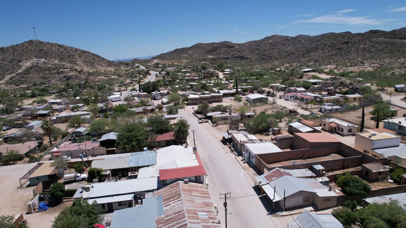 El proyecto Levantando Sásabe contempla trabajos de pintura y mantenimiento en viviendas y establecimientos del pueblo.