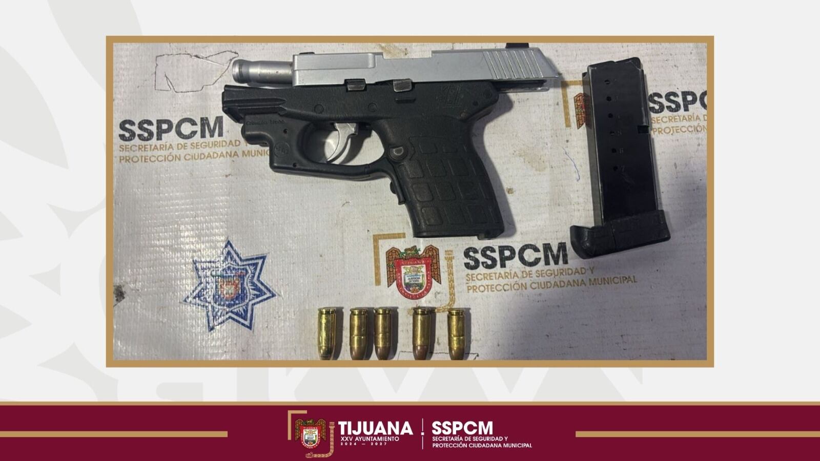 César Joaquín “N” fue detenido tras huir en un taxi libre y se le aseguró un arma de fuego, luego de ser identificado por la parte reportante. Foto: Cortesía