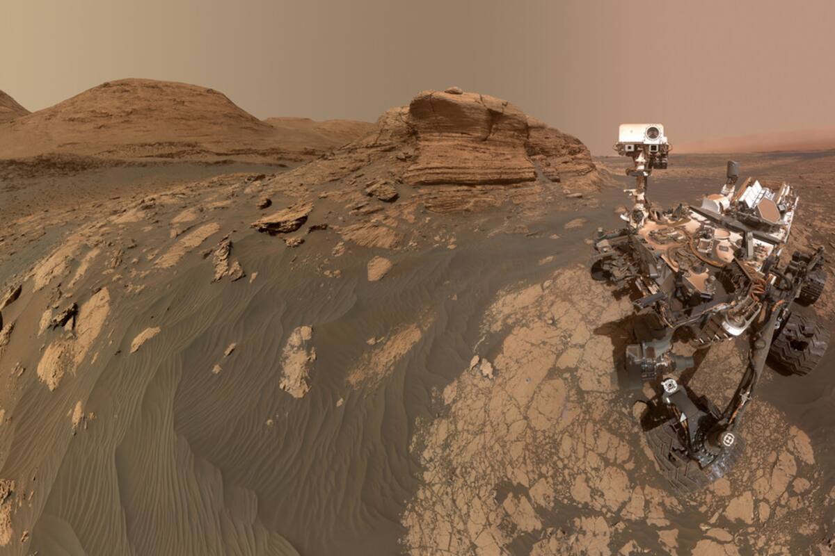 Curiosity se toma una selfie junto a una majestuosa formación rocosa en Marte