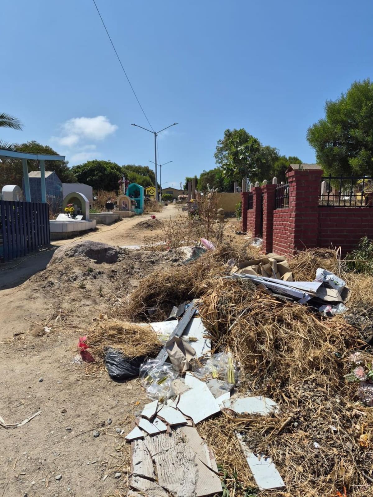 La saturación del único cementerio público de Rosarito obligó desde hace años a utilizar antiguos pasillos como espacios de sepultura ante la falta de capacidad. Foto: Carmen Gutiérrez