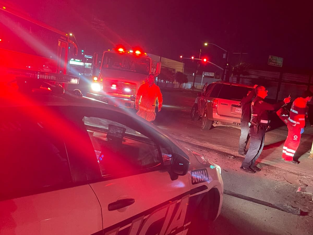 Un choque entre una Ford Expedition y una Ford Escape en la calzada Industrial Palaco, en Mexicali, provocó afectaciones al tránsito durante la madrugada del viernes. Los involucrados no presentaron lesiones de gravedad. Foto: Cortesía