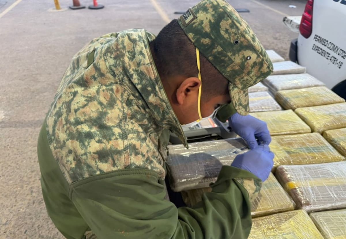 El Ejército y la Guardia Nacional aseguraron 145 kilos de metanfetamina ocultos en una camioneta de supuesta seguridad privada; dos personas fueron detenidas.