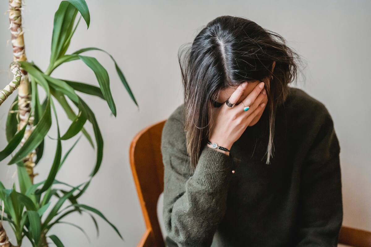 ¿Por qué te sientes triste sin razón aparente? Estas podrían ser algunas causas