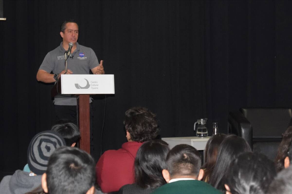 Ingeniero mexicano que colaboró en la NASA charló con jóvenes