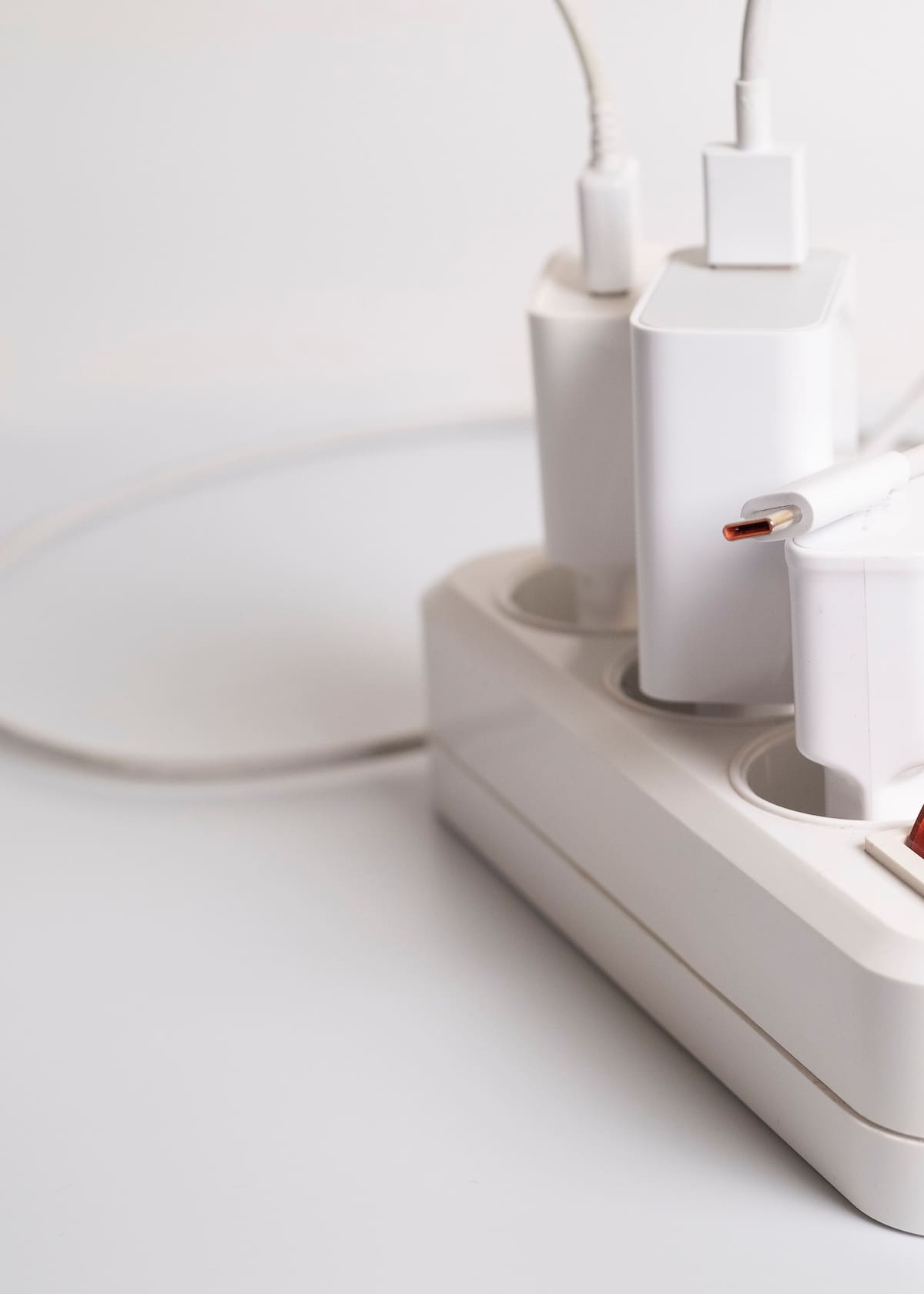 Especialistas señalan que dejarlo conectado de forma permanente puede acortar su vida útil, aumentar el riesgo ante sobretensiones y generar un consumo eléctrico innecesario, aunque sea mínimo. Foto: Pexels