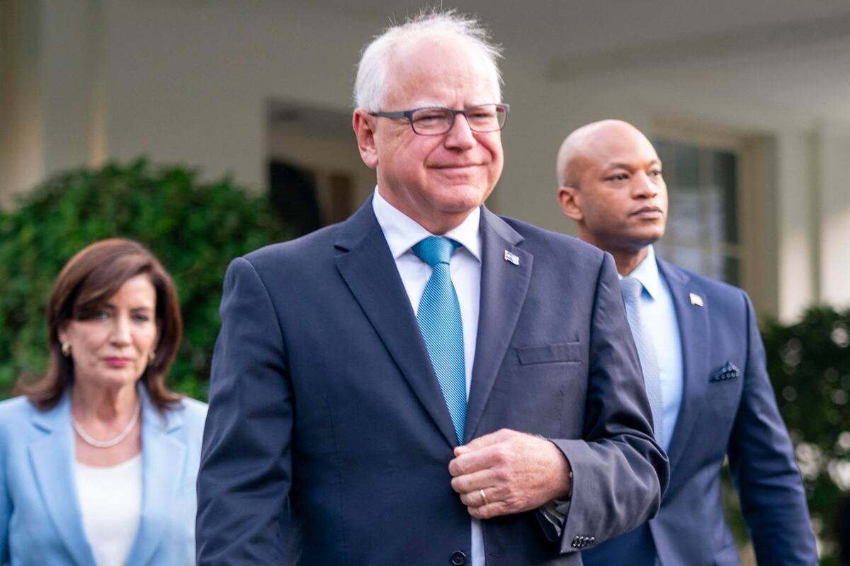 Fotografía de archivo del 03 de julio de 2024 que muestra al gobernador de Minnesota, Tim Walz (c), la gobernadora de Nueva York, Kathy Hochul (i), y el gobernador de Maryland, Wes Moore (d), saliendo del Ala Oeste para hacer declaraciones a los medios de comunicación tras su reunión con el presidente de EU, Joe Biden, en la Casa Blanca en Washington. | Crédito:EFE/EPA/Shawn Thew