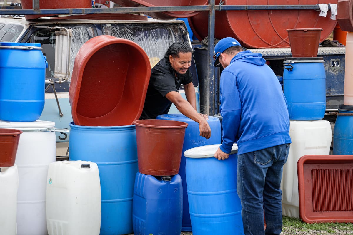 La compra de recipientes para almacenamiento y la reserva anticipada del suministro son parte de las acciones preventivas ante la suspensión del servicio en más de 600 colonias. Foto:
Leonardo González