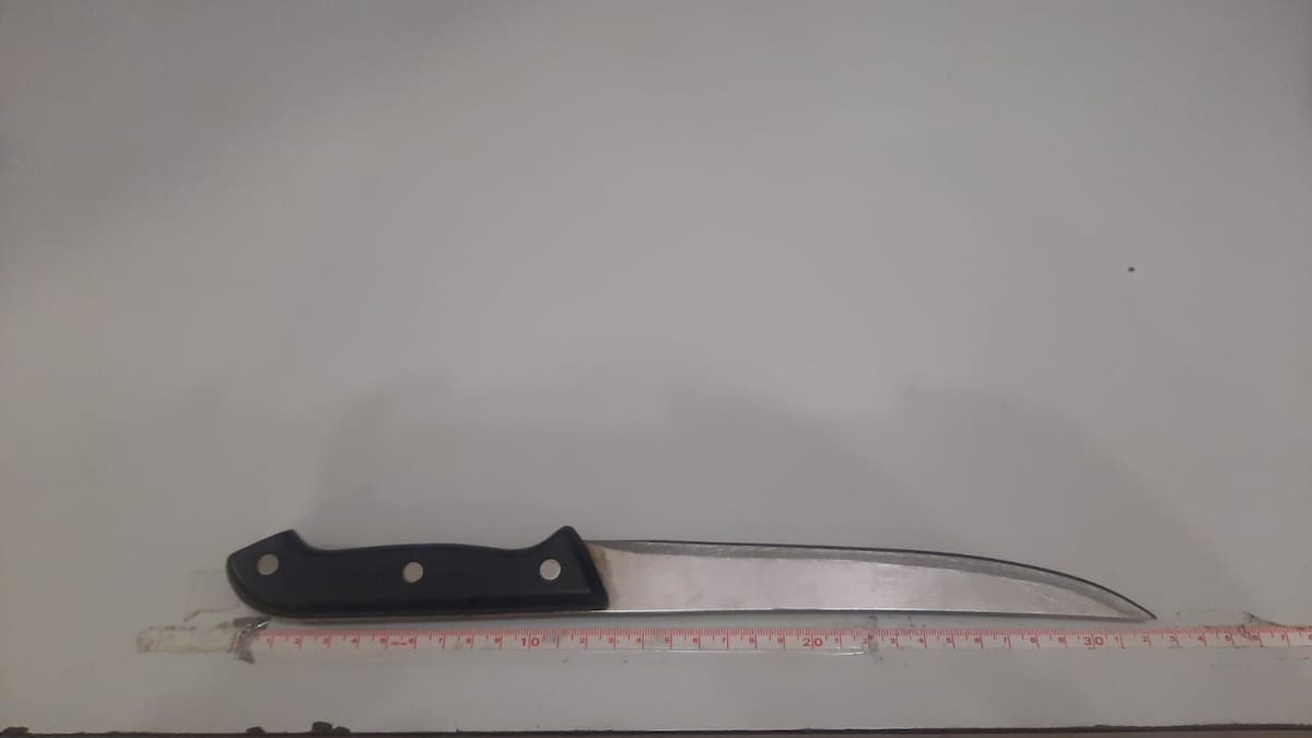 Durante un patrullaje de prevención, agentes municipales detuvieron a un hombre y una mujer que intentaron huir tras ser sorprendidos en una motocicleta sin placas y en posesión de armas blancas. Foto: Cortesia