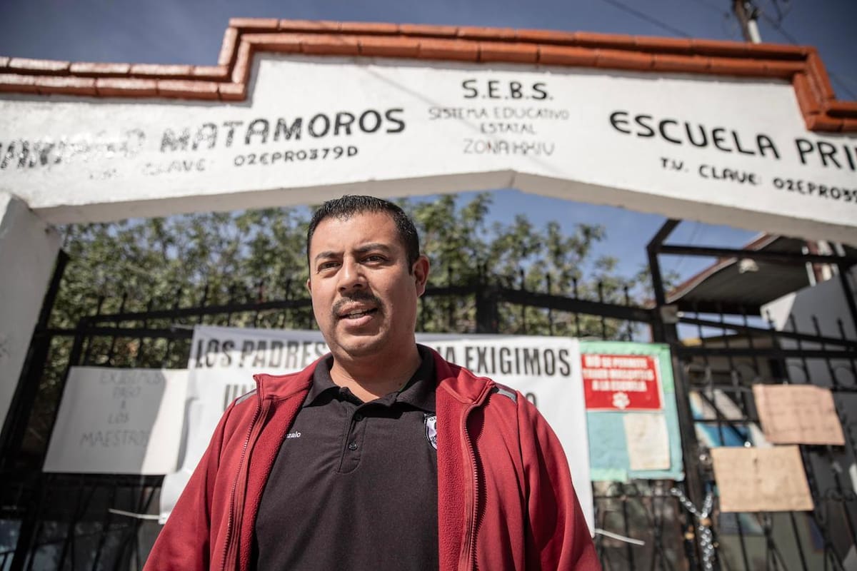 Sin sueldo desde hace 16 meses; padres de familia toman primaria en respaldo a maestro