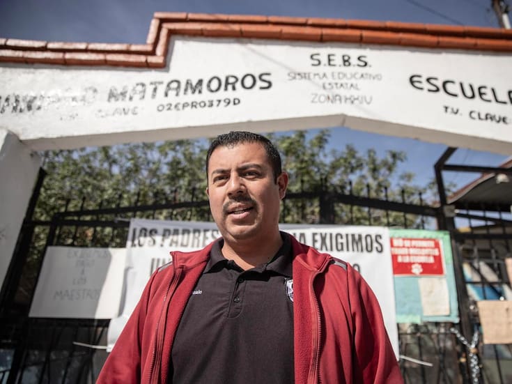 Sin sueldo desde hace 16 meses; padres de familia toman primaria en respaldo a maestro