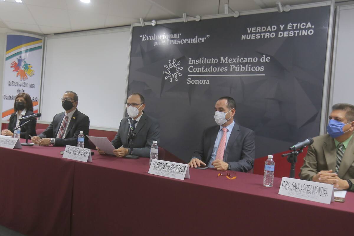 Reconoce Colegio de Contadores a 289 profesionistas asociados