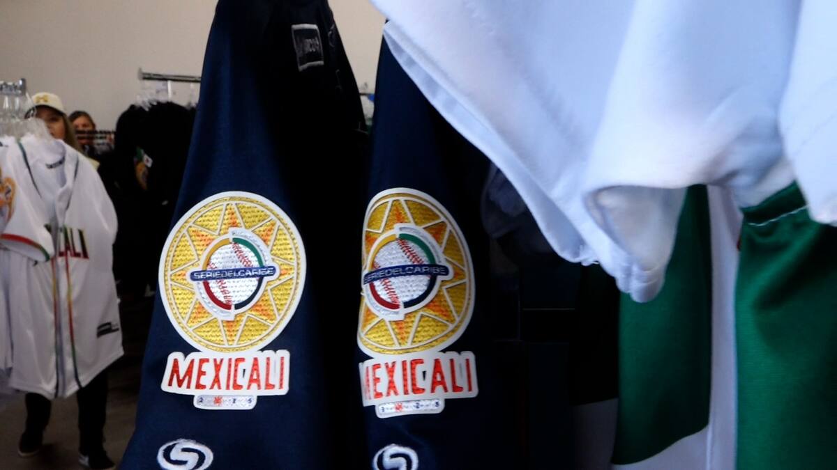 El personal de la tienda destacó el enorme apoyo de los aficionados, quienes buscan principalmente hacerse con una casaca oficial de la Serie del Caribe l Foto: Arturo Ceseña