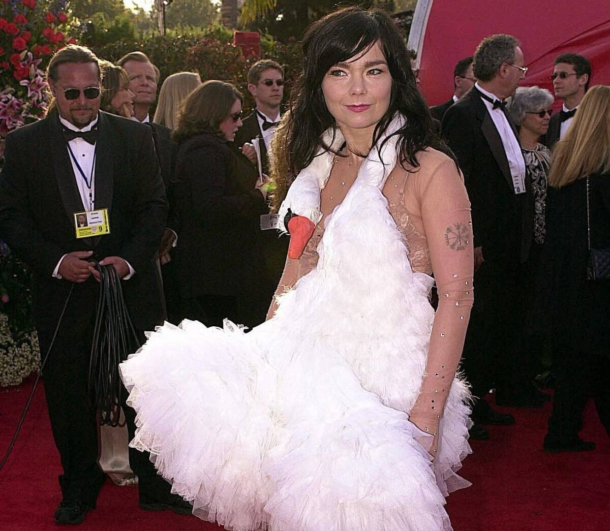 Björk revolucionó la alfombra roja con su icónico vestido de cisne