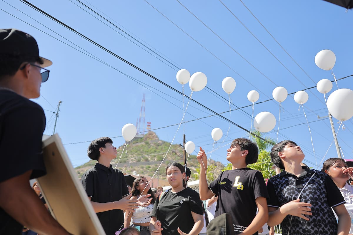 Familiares y amigos del jovencito Ángel Tadeo lo despiden en emotiva misa y al final tiran globos blancos