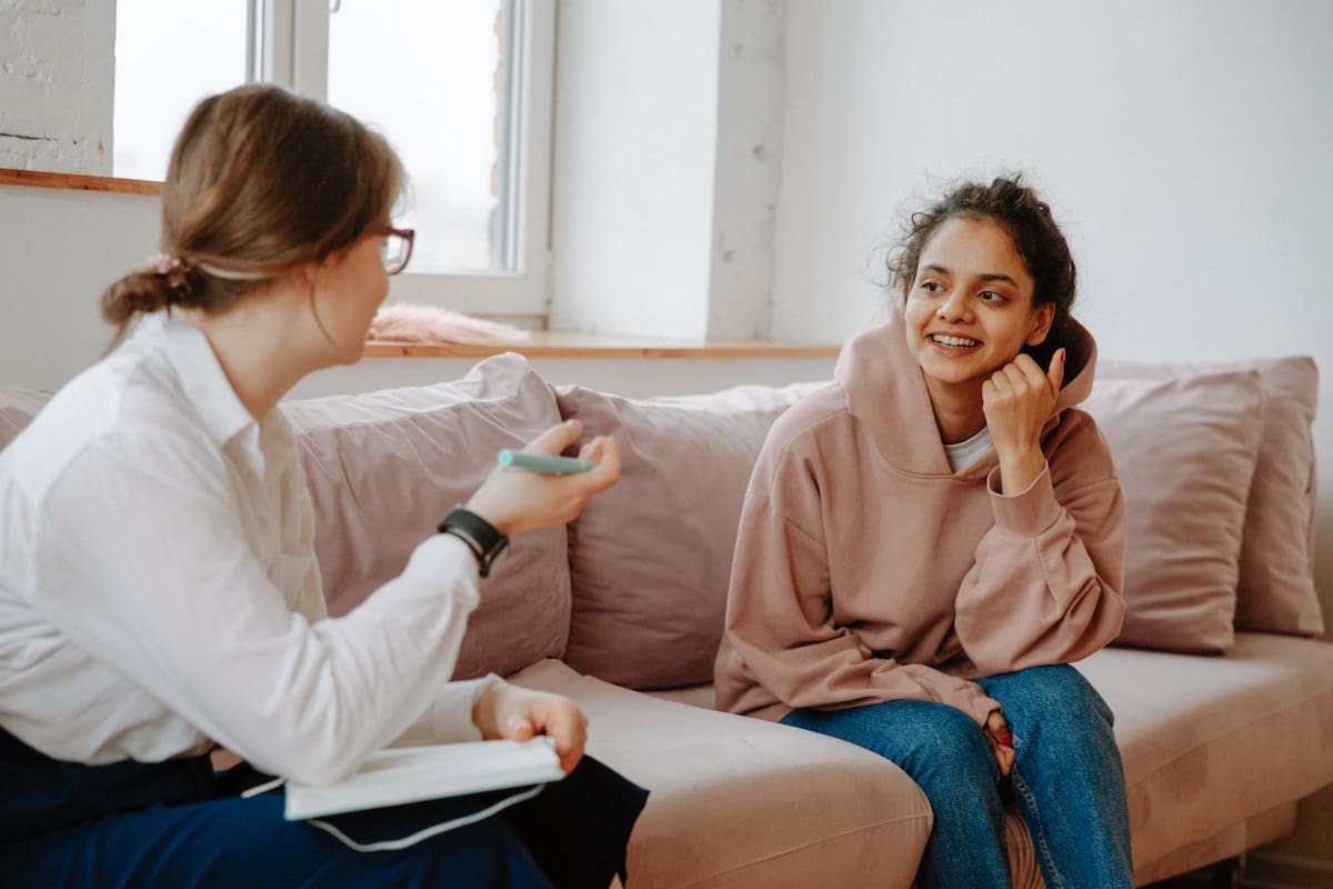 La terapia conversacional mejora la salud mental de sobrevivientes de ACV, revela estudio