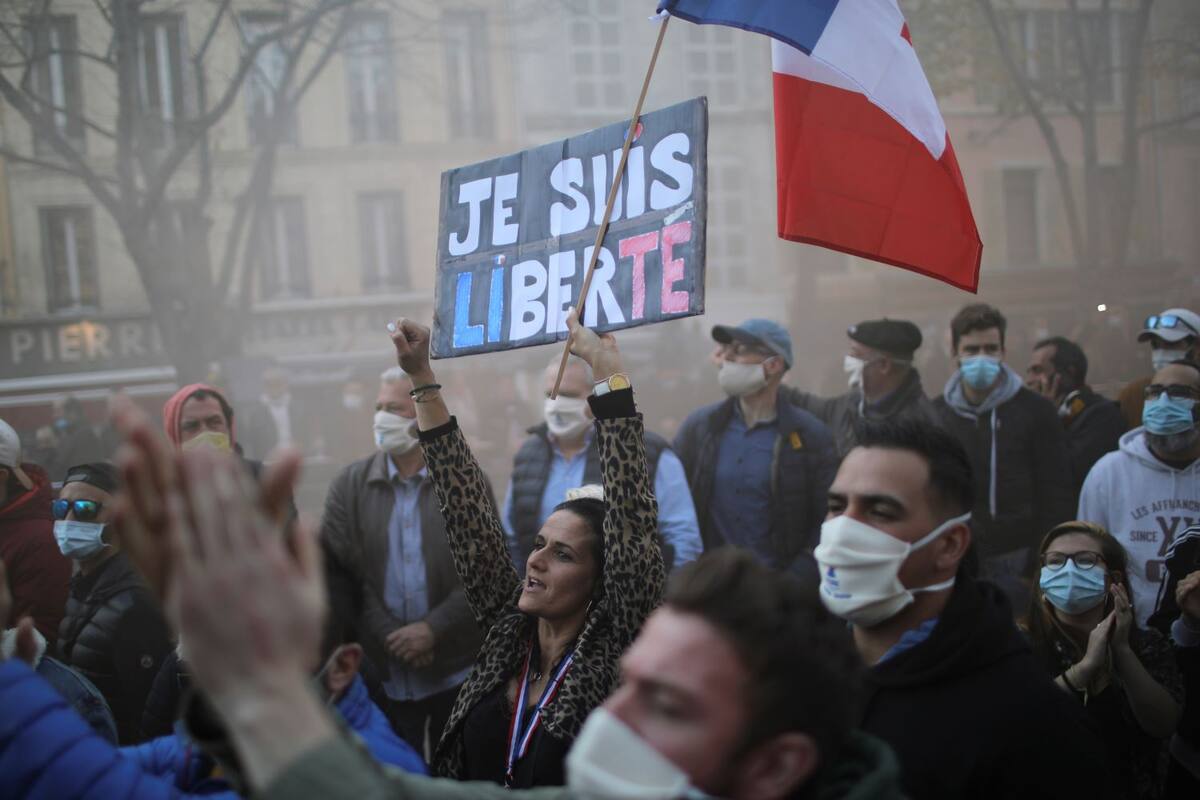 Cubrebocas serán necesarios incluso después de vacuna en Francia