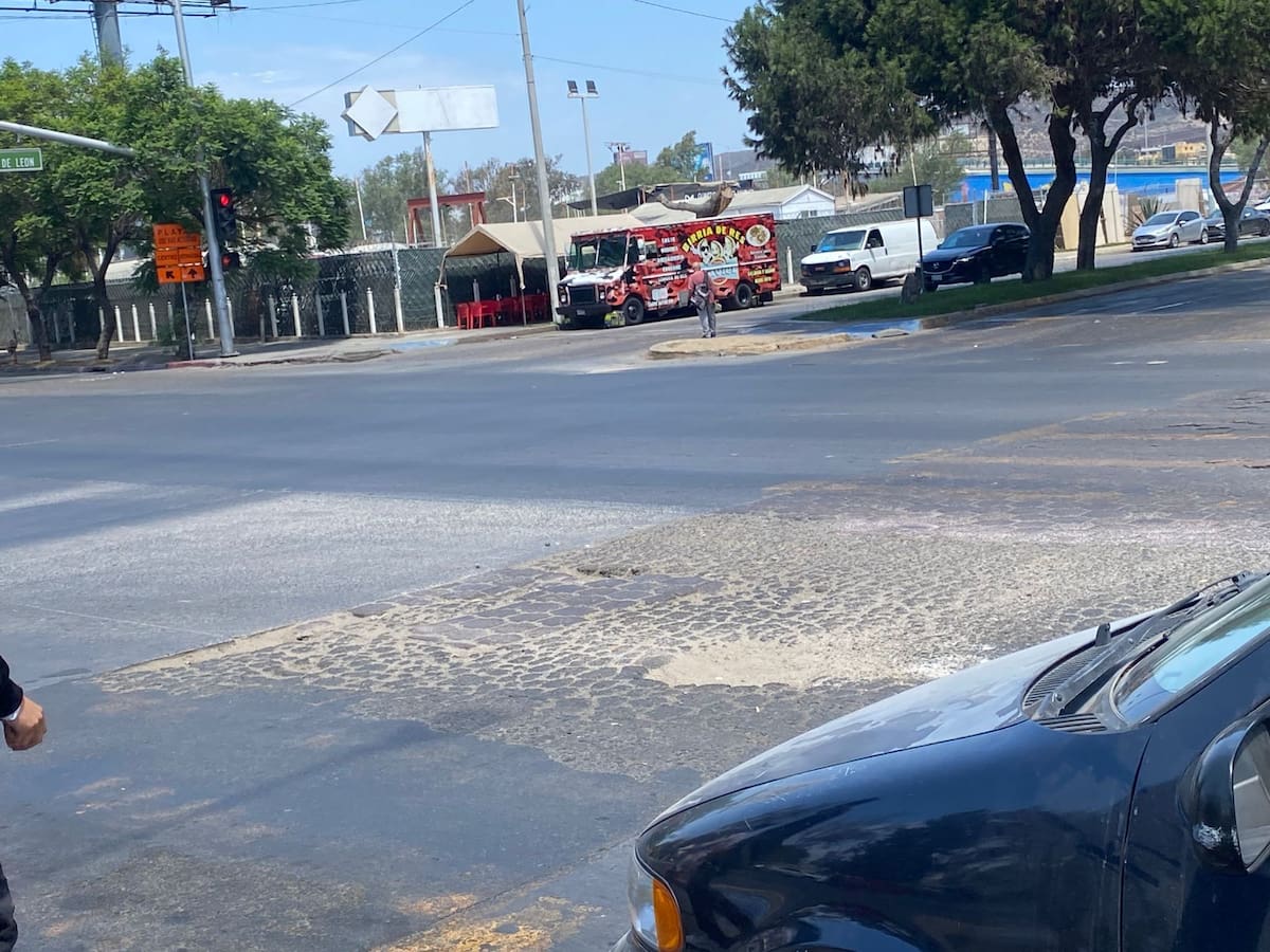 El desperfecto se encuentra justo en el retorno que utilizan conductores que buscan ingresar nuevamente hacía Plaza Río o dirigirse a la Zona Centro. Foto: Emmanuel Castañeda