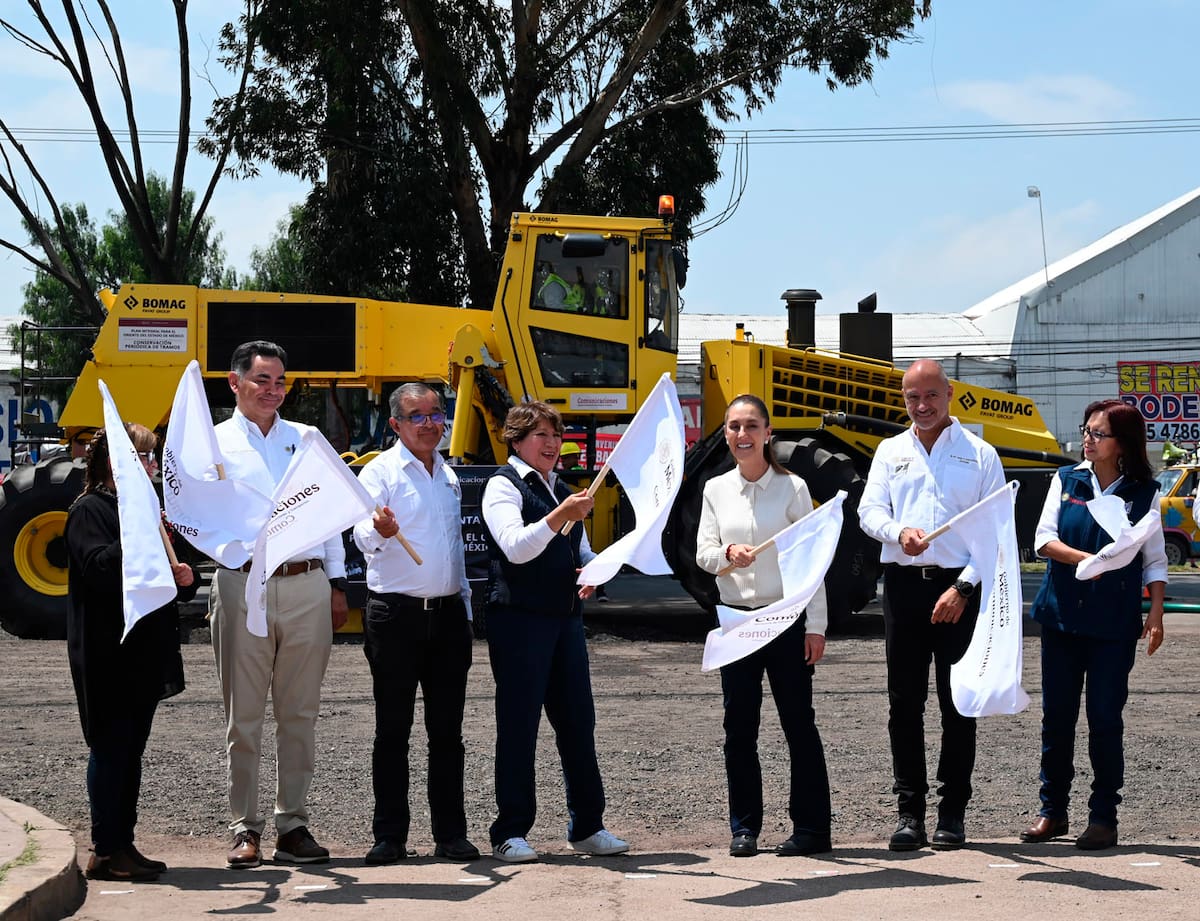 Acolman, Estado de México, México, 30 de agosto de 2025.
La doctora Claudia Sheinbaum Pardo, presidenta Constitucional de los Estados Unidos Mexicanos da el banderazo a trenes de repavimentación en Acolman, Estado de México. La acompañan Blanca Guadalupe Sánchez Osorio, presidenta municipal de Acolman; David Omar Calderón Hallal, director general de Conservación de Carreteras de la SICT; Juan Carlos Fuentes Orrala, Subsecretario de Infraestructura de la Secretaría de Infraestructura, Comunicaciones y Transporte (SICT); Delfina Gómez Álvarez, gobernadora Constitucional del Estado de México; Jesús Antonio Esteva Medina, secretario de Infraestructura, Comunicaciones y Transportes (SICT); Leticia Ramírez Amaya, Coordinadora general de asuntos intergubernamentales y participación social y Francisco Luis Quintero Pereda, Director General del Centro SICT del Estado de México. | Foto: Presidencia
