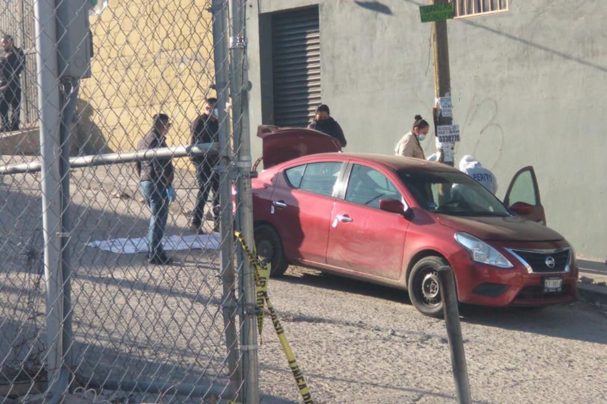 Localizan cadáver 'encajuelado' y con mensaje