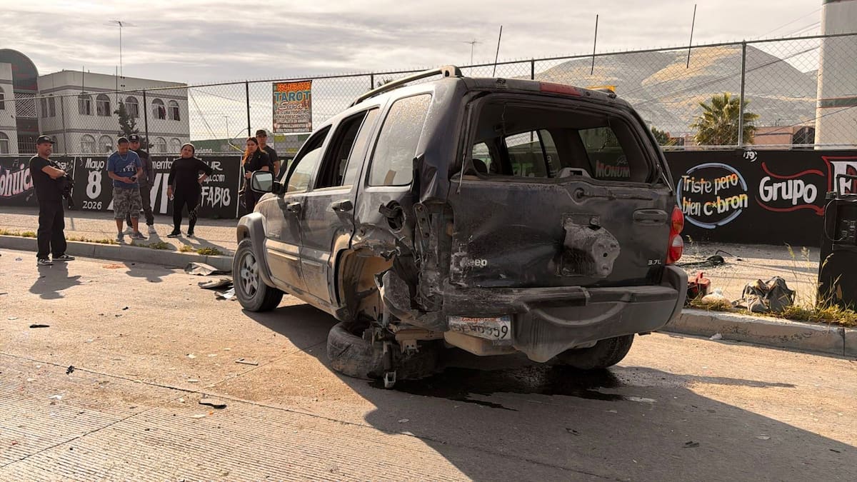 El conductor, de aproximadamente 70 años, perdió el control tras un desnivel y terminó en un barranco; fue trasladado a un hospital y su acompañante presentó golpes. Foto: Border Zoom