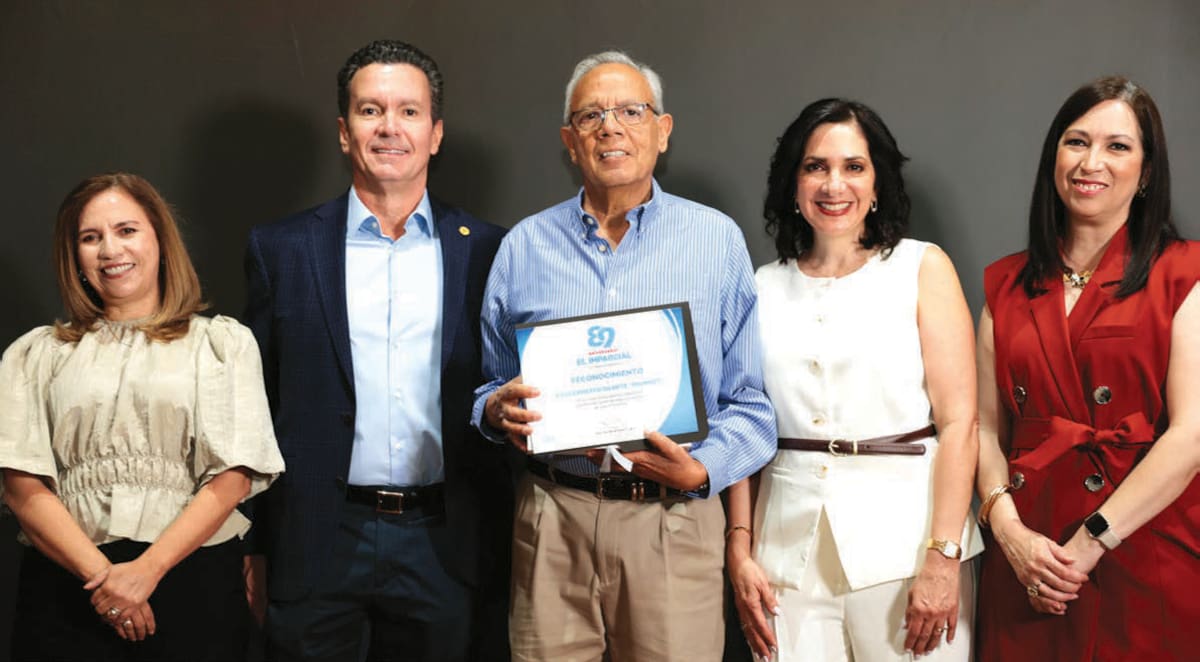 Ernesto Duarte "Shunnet", caricaturista de EL IMPARCIAL, recibió un reconocimiento por su trayectoria como colaborador editorial.