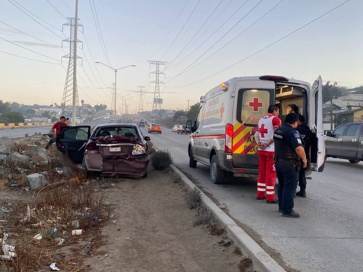 Un taxi de ruta chocó contra un automóvil y deja una persona lesionada. Foto: Border Zoom