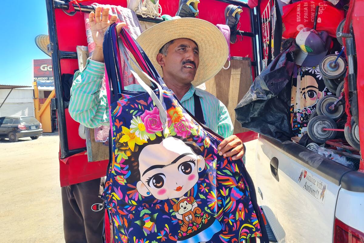 Campesinos dejan Puebla y llegan a Sonora, venden mandiles para ganarse la vida