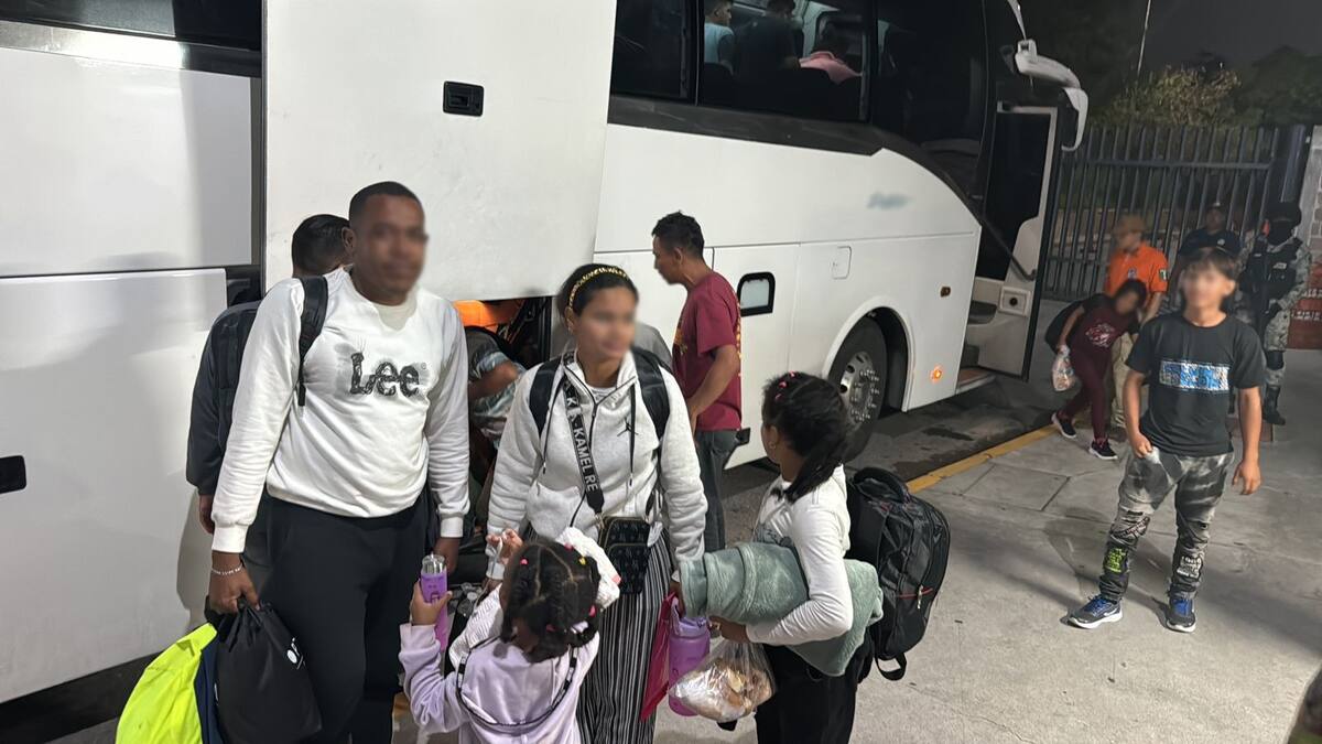 Migrantes son trasladados a la frontera en un camión que es custodiado por el INM y agentes de la Guardia Nacional. FOTO: ESPECIAL